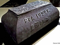 Необычный могильный памятник (148)