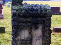 Необычный могильный памятник (182)