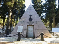 Необычный могильный памятник (163)