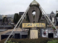 Необычный могильный памятник (133)