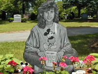 Необычный могильный памятник (136)