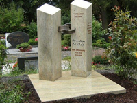 Необычный могильный памятник (138)