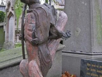 Необычный могильный памятник (150)