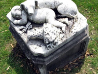 Необычный могильный памятник (155)