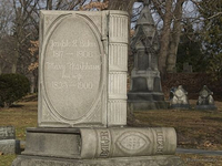 Необычный могильный памятник (181)