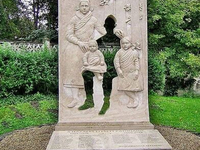 Необычный могильный памятник (189)