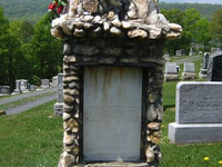 Необычный могильный памятник (199)