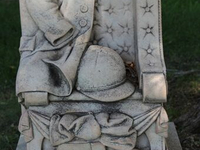 Необычный могильный памятник (233)