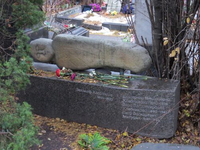 Необычный могильный памятник (213)