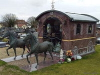 Необычный могильный памятник (165)