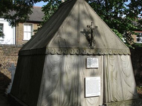 Необычный могильный памятник (158)