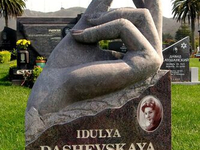 Необычный могильный памятник (164)