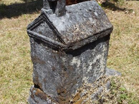 Необычный могильный памятник (229)