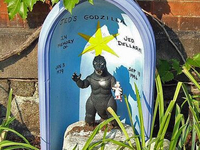 Необычный могильный памятник (147)