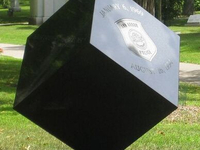 Необычный могильный памятник (191)