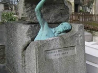 Необычный могильный памятник (167)