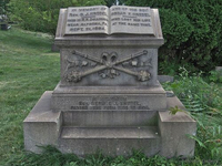 Необычный могильный памятник (226)