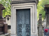 Необычный могильный памятник (140)