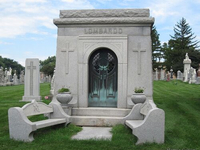 Необычный могильный памятник (228)