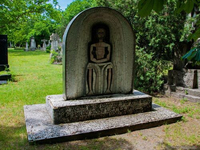 Необычный могильный памятник (135)