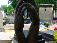 Необычный могильный памятник (196)