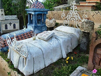 Необычный могильный памятник (259)