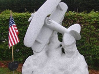 Необычный могильный памятник (223)