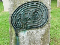 Необычный могильный памятник (149)