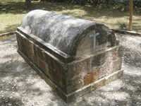 Необычный могильный памятник (267)