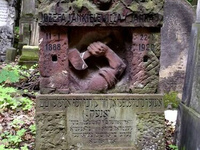 Необычный могильный памятник (152)