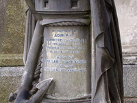 Необычный могильный памятник (203)