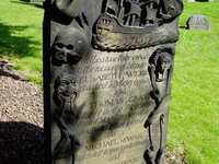 Необычный могильный памятник (146)