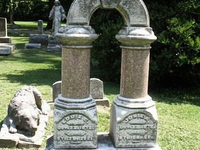 Необычный могильный памятник (198)