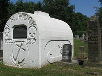Необычный могильный памятник (222)