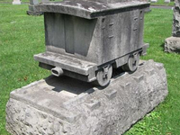 Необычный могильный памятник (131)