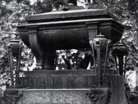 Необычный могильный памятник (240)