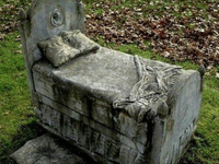 Необычный могильный памятник (261)