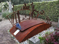 Необычный могильный памятник (124)