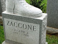 Необычный могильный памятник (173)