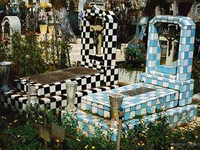 Необычный могильный памятник (166)