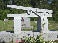 Необычный могильный памятник (252)