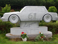 Необычный могильный памятник (255)