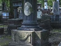 Необычный могильный памятник (120)