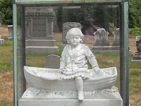 Необычный могильный памятник (179)