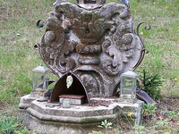 Необычный могильный памятник (231)