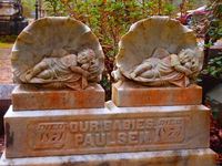 Необычный могильный памятник (258)