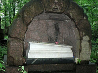 Необычный могильный памятник (254)