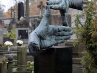 Необычный могильный памятник (157)