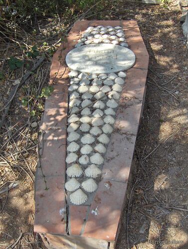 Необычный могильный памятник (128)