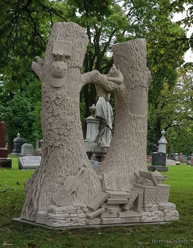 Необычный могильный памятник (212)